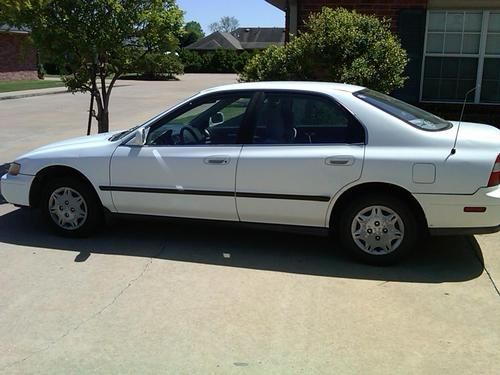 1995 honda accord lx sedan 4-door 2.2l 34mpg clean car 1-owner