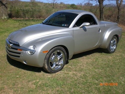 2004 chevrolet ssr base convertible 2-door 5.3l .. 1750 miles !!!!!