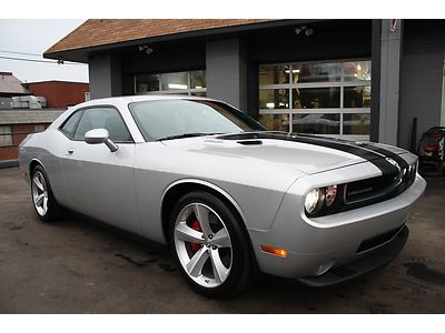 2009 dodge challenger srt8 6 speed 6.1l hemi 425 horsepower one owner very clean