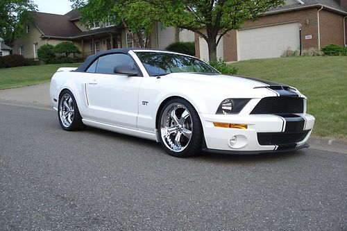 Convertible, shelby gt500 super snake styled, 28k mi, dvd, bluetooth, mint cond