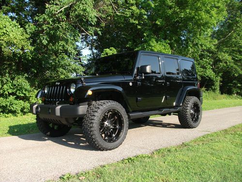 2013 jeep wrangler unlimited sahara 4-door 3.6l lifted 33'' toyo's  20'' wheels