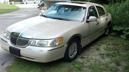 2000 lincoln town car cartier sedan 4-door 4.6l