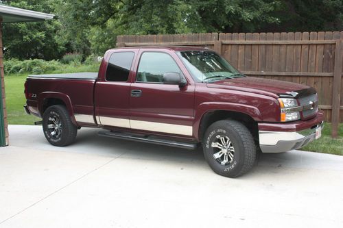 2003 silverado extended cab short box lt 4x4 way above average condition.