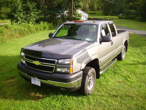 Gorgeous 2006 chevy 2500 hd with 21,000 original miles!!!!