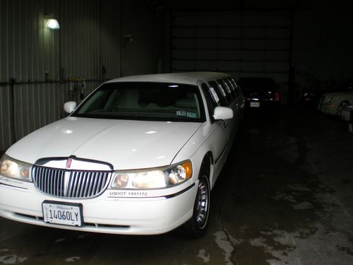 2002 lincoln town car executive limousine 4-door 4.6l