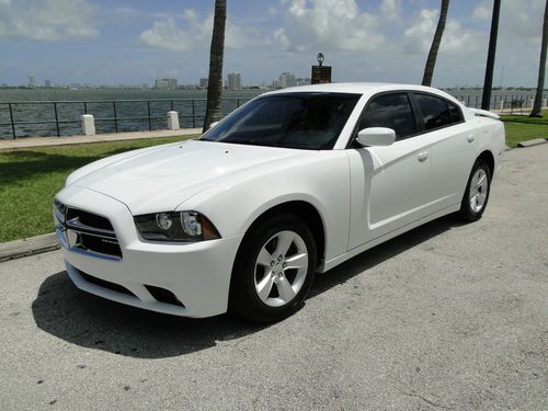 2011 dodge charger sxt, leather, spoiler, foglights..18k miles!!!