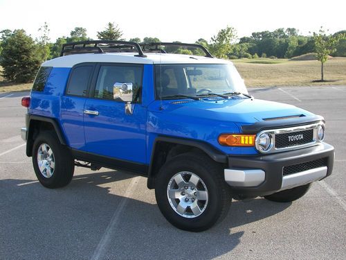 Blue toyota fj cruiser