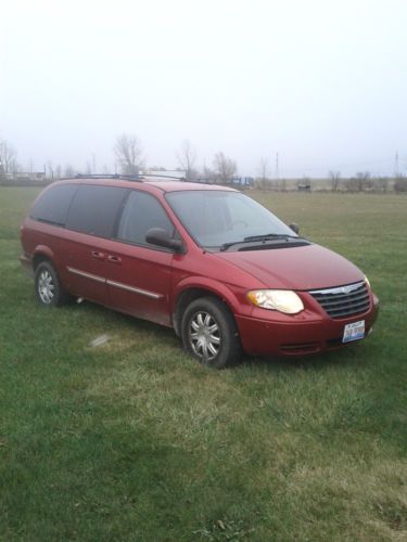 2005 chrysler town and country 7 passenger mini van with stow and go seating