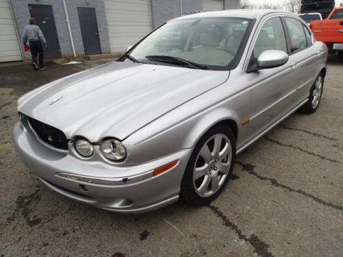 2004 jaguar x type awd, salvage , damaged runs and drives