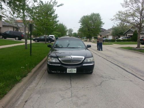 2006 black limo - lincolntown car