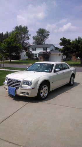 Showroom condition - chrysler 300c hemi awd