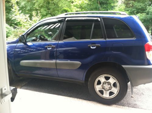 2001 toyota rav4, blue color with a silver stripe