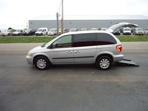 2005 chrysler town &amp; country wheelchair/handicap ramp van rear entry
