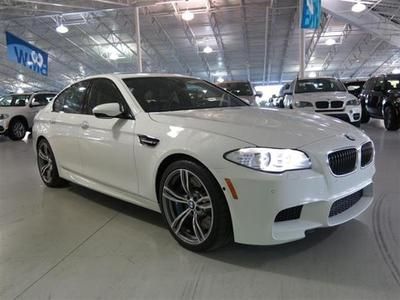 13 m5 white black  4.4l sunroof 4-wheel abs 4-wheel disc brakes 7-speed a/t