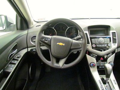 40 MPG cloth seats automatic Low miles, image 16