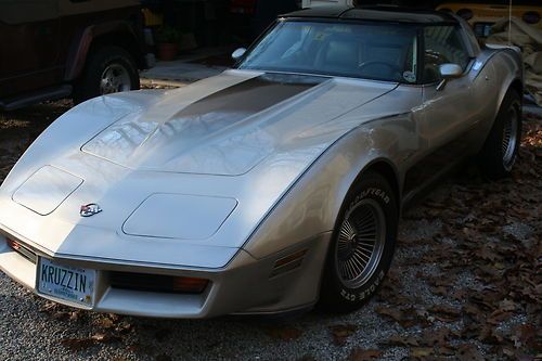 1982 chevrolet corvette collector's edition hatchback 2-door 5.7l