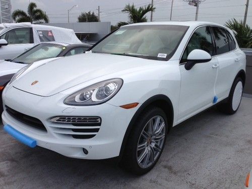 2013 porsche cayenne tiptronic  with lots of extras new