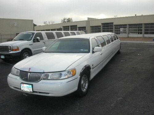 Lincoln town limo  180  14 passeners limousine