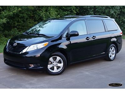2012 toyota sienna le pwr doors 1-owner off lease