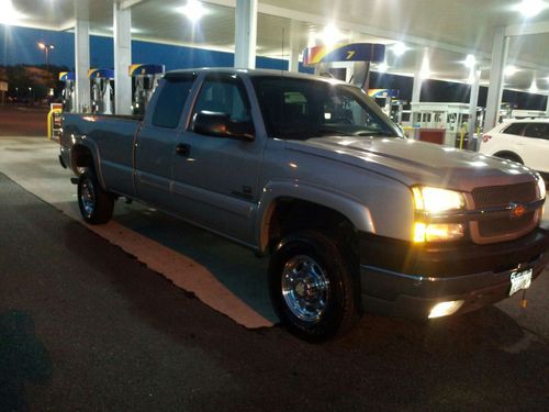 2004 Chevrolet Silverado 2500 HD Pick Up truck 8' bed, image 2