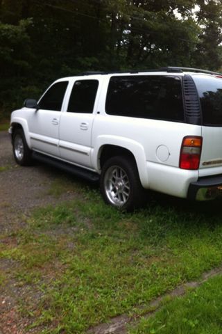 02 chevy suburban 8 cly great family car!! runs great!