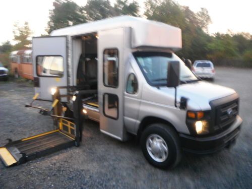 08 ford e 350 handicap van wheel chair lift braun lift runs perfect clean