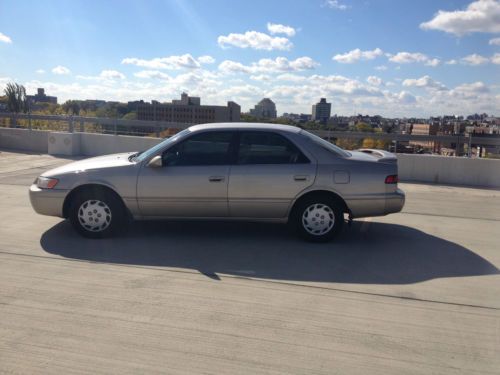 1999 toyota camry le sedan 4-door 2.2l tan auto abs 4 cylinder cd mp3 power