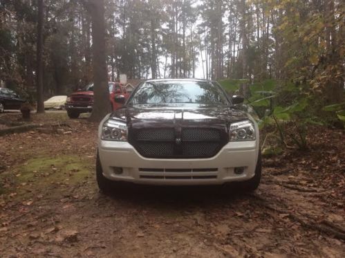 2005 dodge magnum se wagon 4-door 2.7l