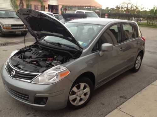 Nissan versa  note 2010 22k miles grey/blk interior excellent conditions rebuilt