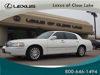 2003 lincoln town car 4dr sedan signature clean title and car fax financing