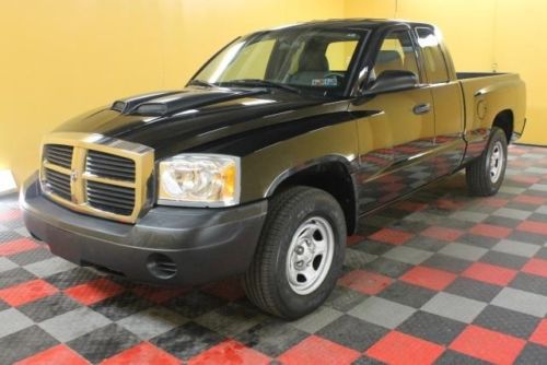 Manual 3.7l v6 dakota, bed liner, cd-player, am/fm radio, low miles