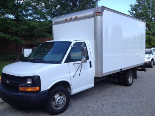 2005 chevrolet express 3500 base cutaway van 2-door 6.0l box truck