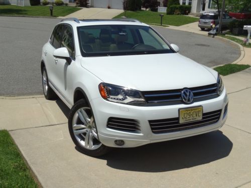 No reserve: 2013 vw touareg executive vr6 (gas engine) outstanding condition!