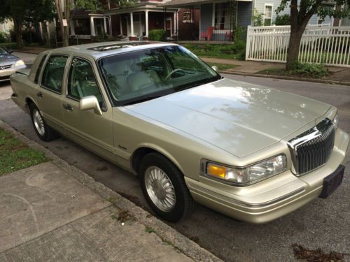 1997 lincoln town car signature sedan 4-door 4.6l