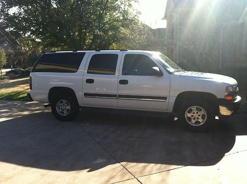 2005 suburban suv chevrolet white 100k miles solid 9 passenger leather dvd nice!