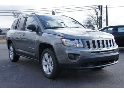 2.4l fwd, "29" hwy mpg uconnect bluetooth, sat radio, 17'' alloy wheels, cruise