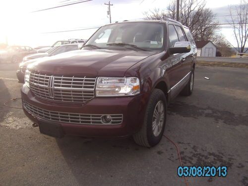 2011 lincoln navigator, 4-door 5.4l, flood, salvage, runs, drives, low water!