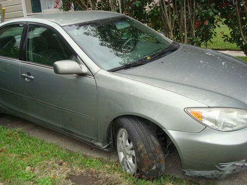 Wrecked 2005 toyota camry le sedan 4-door 2.4l for parts