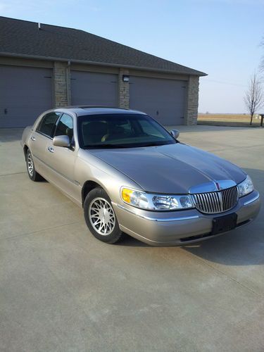 2002 lincoln town car signature sedan 4-door 4.6l  no reserve!