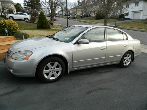 2002 nissan altima base sedan 4-door 2.5s, silver! one owner!