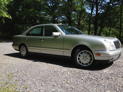 Mercedes benz e320 1999. silver very nice.