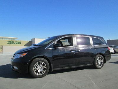 2012  black v6 leather sunroof miles:14k 3rd row minivan