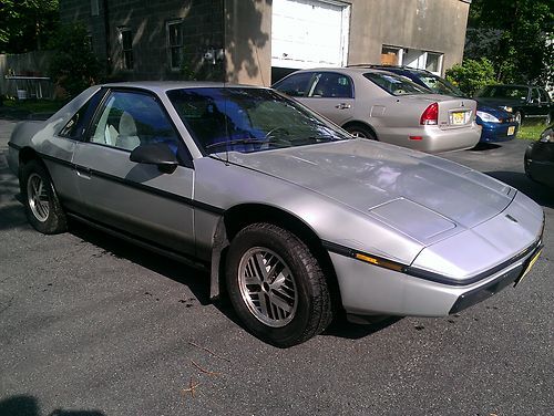 1984 pontiac fiero se coupe 2-door 2.5l