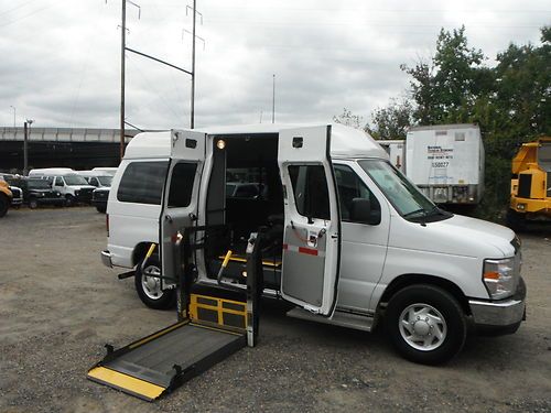 08 ford e350 handicap van wheel chair lift braun lift runs perfect clean