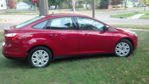 2012 ford focus se  4600 miles  **no reserve**