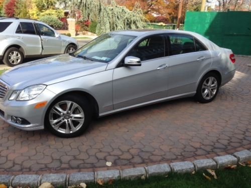 Like new 2011 mercedes benz e 350 7000 miles must see