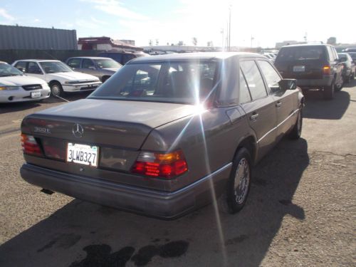 1990 Mercedes 300E, NO RESERVE, image 2