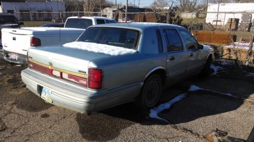 1992 LINCOLN TOWNCAR 92,225 MILES STARTS N RUNS NO KEY USE SCREWDRIVER, image 2