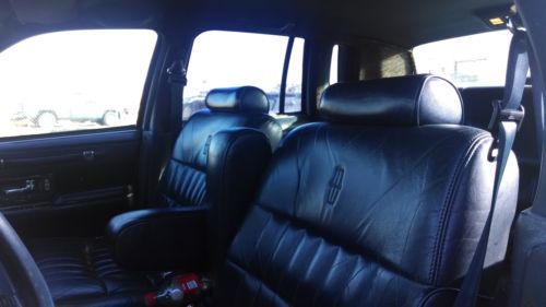 1992 LINCOLN TOWNCAR 92,225 MILES STARTS N RUNS NO KEY USE SCREWDRIVER, image 4