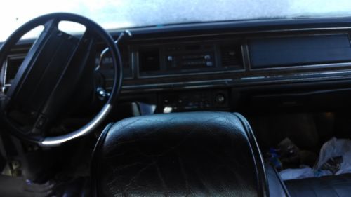 1992 LINCOLN TOWNCAR 92,225 MILES STARTS N RUNS NO KEY USE SCREWDRIVER, image 5